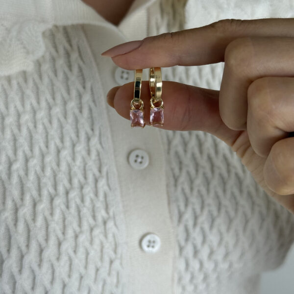 Argola dourada com pingente rosa - Imagem 2