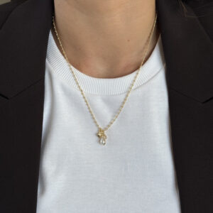 Colar dourado de bolinhas com pingentes