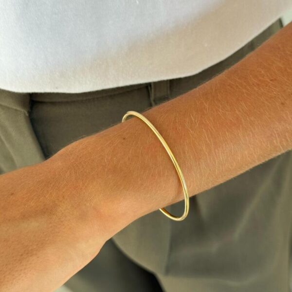 Bracelete liso e ponta de bolinha