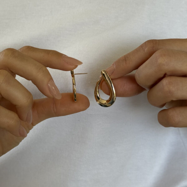 Brinco curvo dourado - Imagem 3