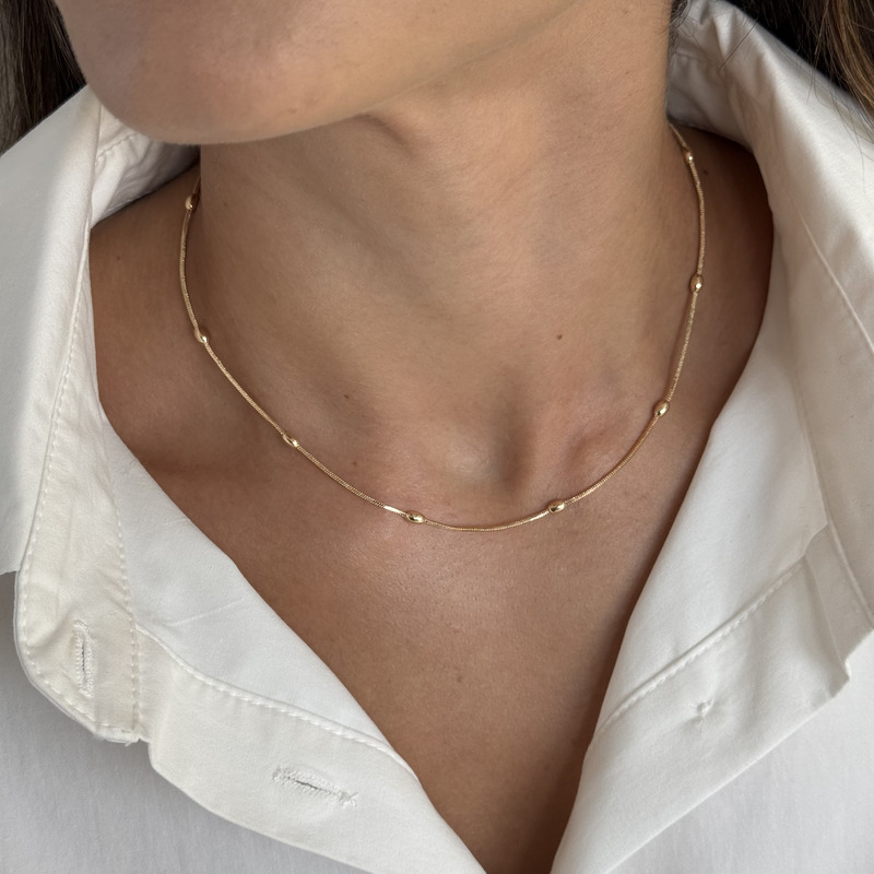 Colar corrente dourado com esferas curto