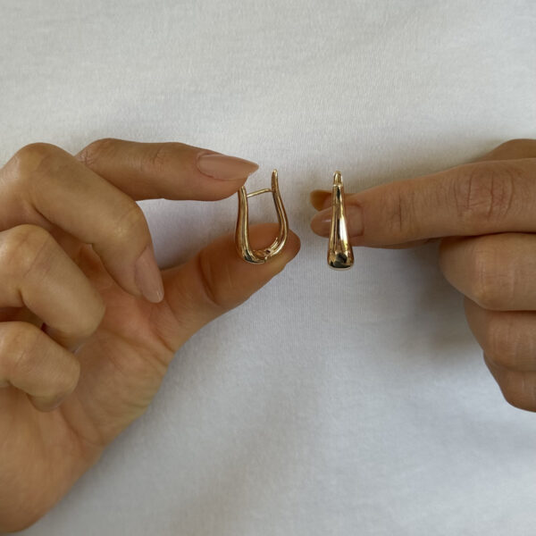 Argola lisa em formato gota dourada - Imagem 2