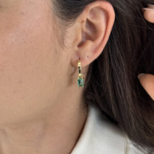 Argola dourada com pingente verde