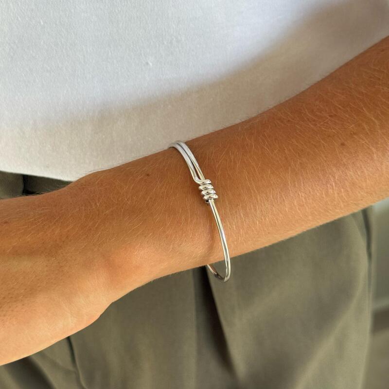 Bracelete nó assimétrico prata