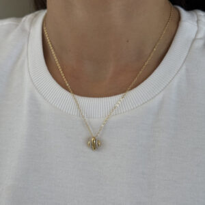 Colar dourado com pingente quadrado e mix de banho