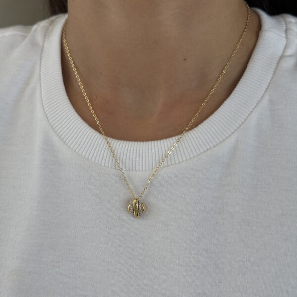Colar dourado com pingente quadrado e mix de banho