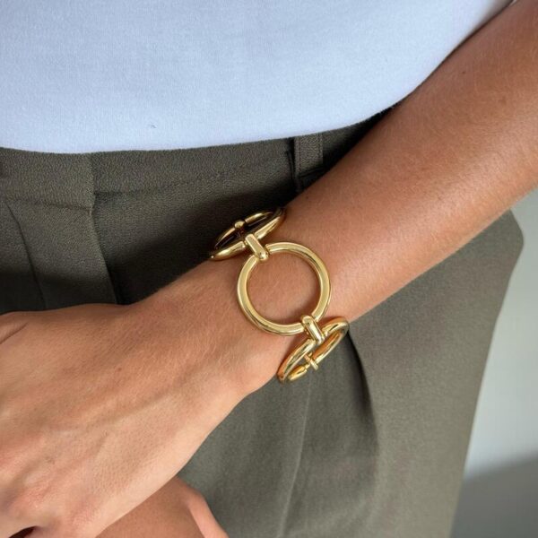 Pulseira dourada de elos grande