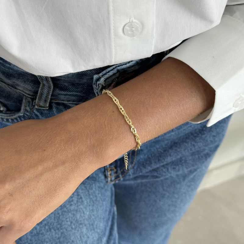 Pulseira dourada de elos pequenos