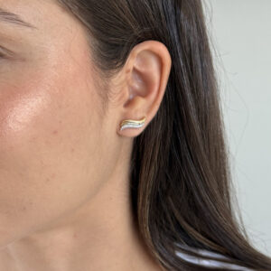 Brinco ear cuff dupla onda dourada e cravejada