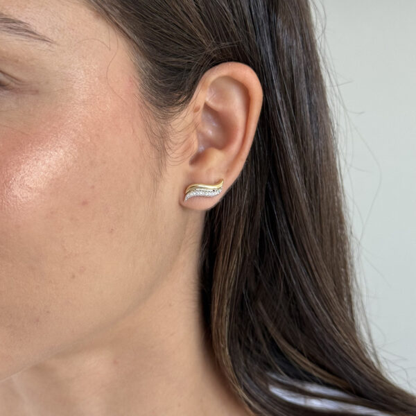 Brinco ear cuff dupla onda dourada e cravejada
