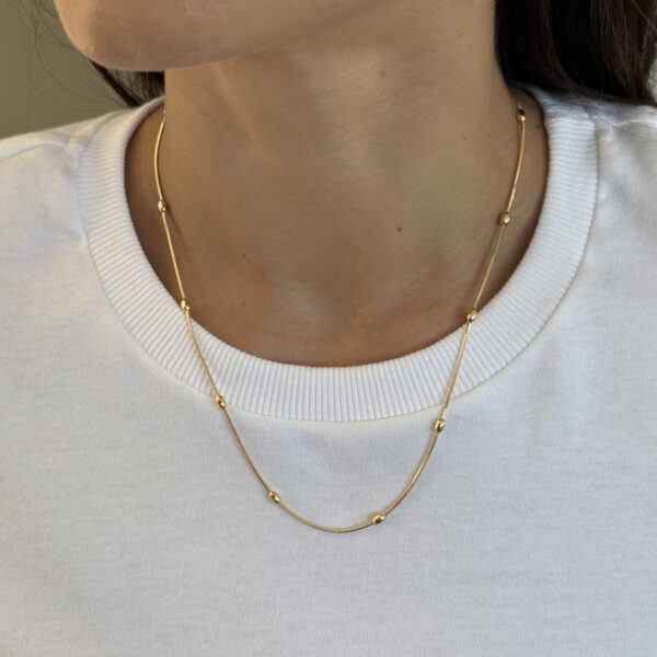 Colar corrente dourado com esferas médio