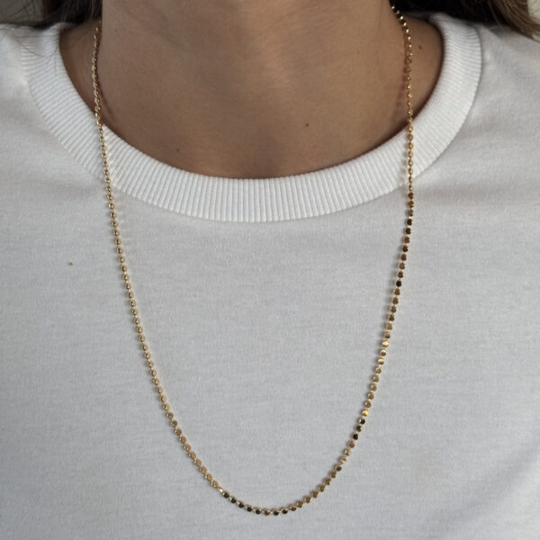 Colar de bolinhas achatadas longo dourado