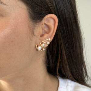 Brinco ear cuff com pérolas naturais