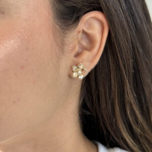 Brinco flor cravejado