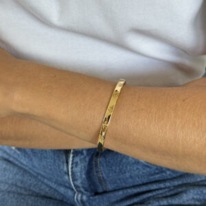 Bracelete dourado com detalhe