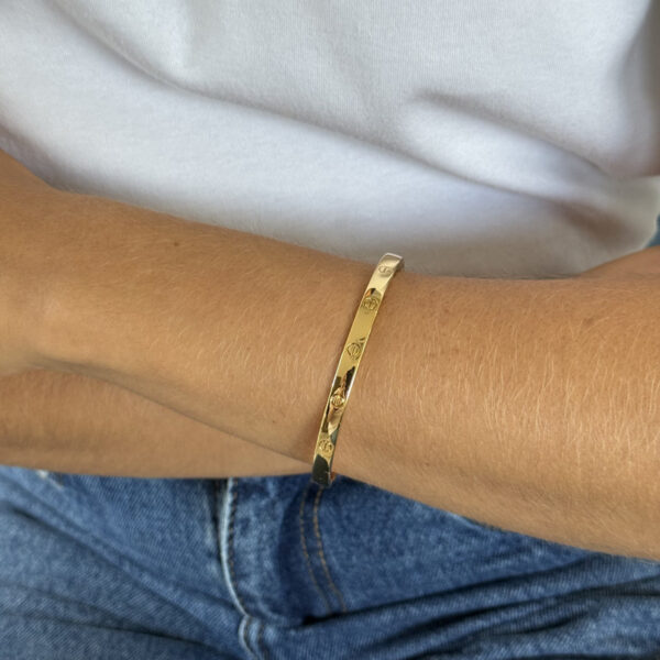 Bracelete dourado com detalhe