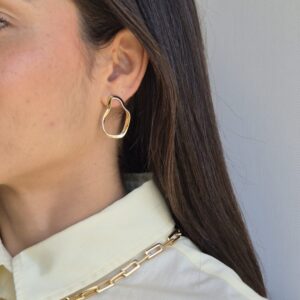 Brinco dourado orgânico vasado