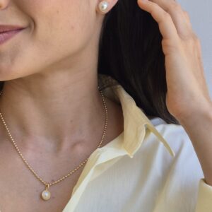 Brinco dourado meia pérola