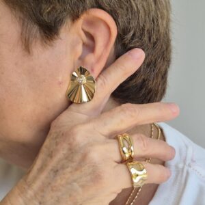 Brinco dourado orgânico com zircônia
